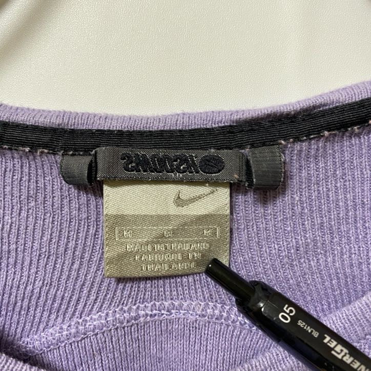 古着 used NIKE ナイキ 長袖Vネックニット セーター ワンポイントロゴ刺繍 紫 無地 シンプル 秋冬服 Mサイズ