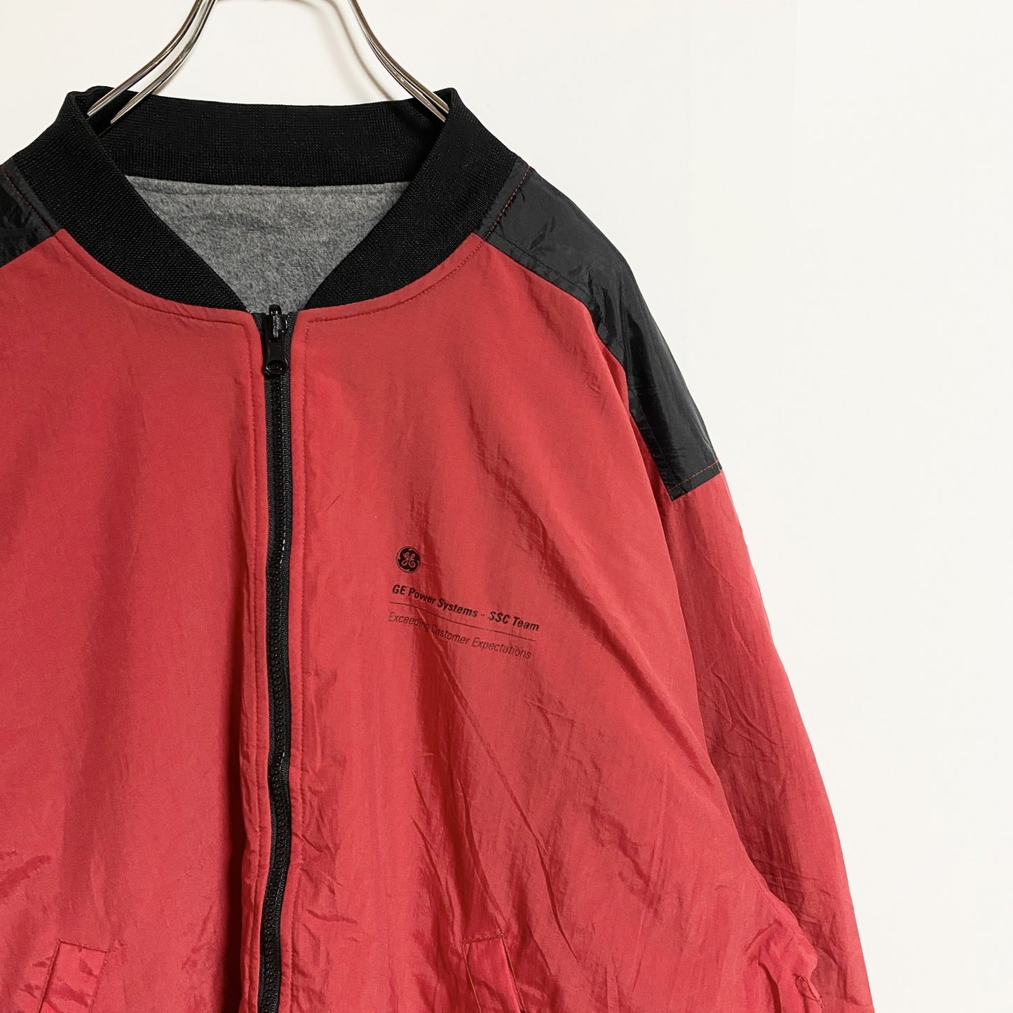 古着 used 長袖ジップアップナイロンジャケット ワンポイントロゴプリント 赤 黒 バイカラー ビッグシルエット レトロ 秋冬服