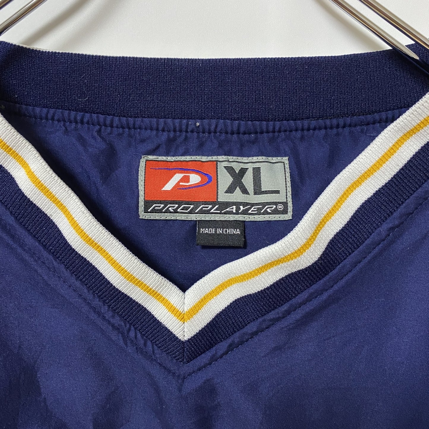 古着 used PRO PLAYER 長袖ナイロンプルオーバージャケット カレッジロゴ刺繍 MICHIGAN ネイビー XLサイズ