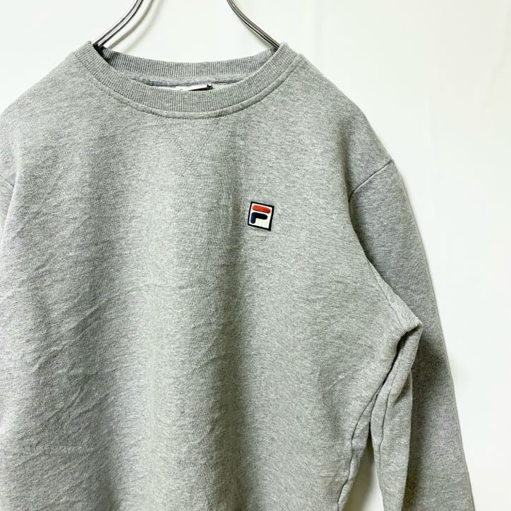 古着 used　FILA フィラ　長袖ワンポイントロゴ刺繍スウェット　トレーナー　スポーティ　クルーネック　グレー　Mサイズ