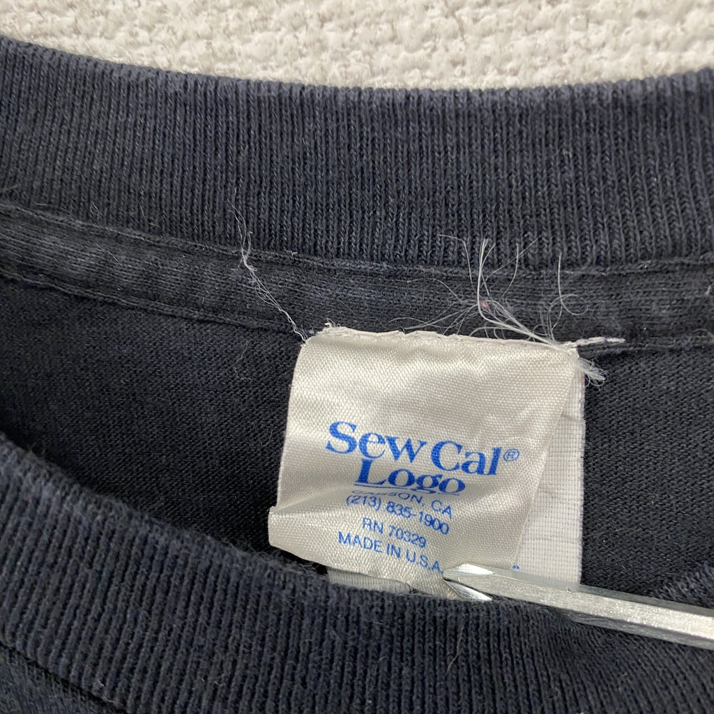 Sew Cal Logo　半袖プリントTシャツ　シングルステッチ　ヴィンテージ　黒　ブラック　XLサイズ カットソー メンズ コットン 古着