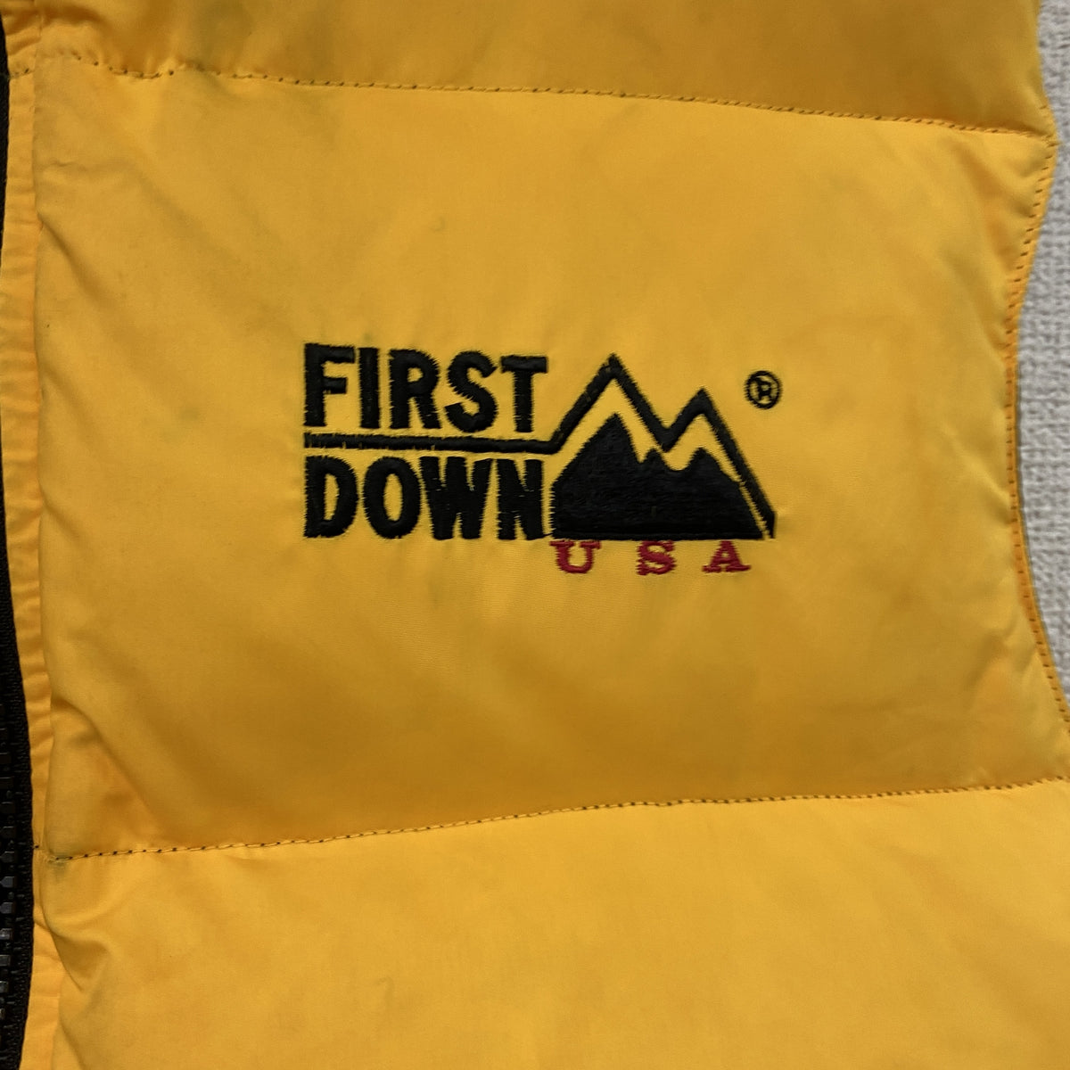 FIRST DOWN　ファーストダウン　ダウンベスト　リバーシブル　黒　ブラック　黄色　イエロー　Lサイズ　古着