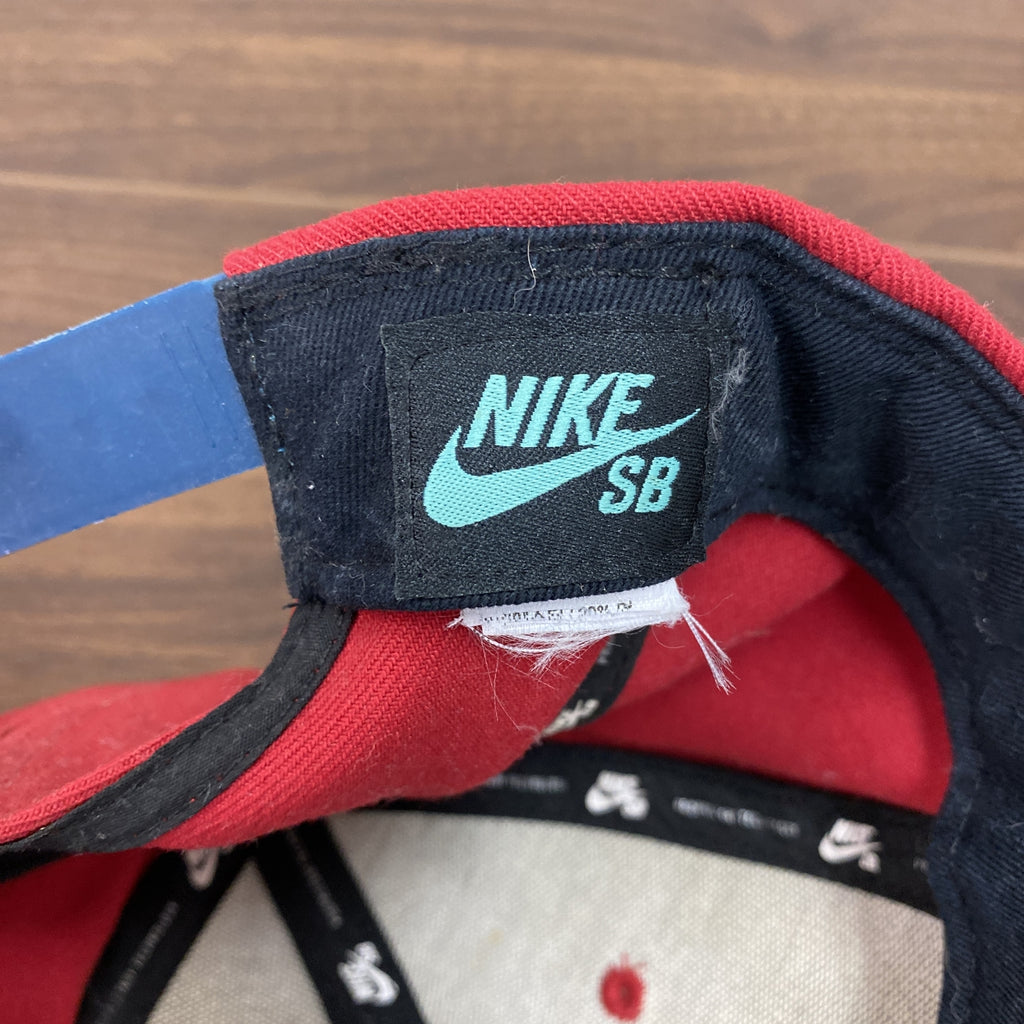 NIKE SB　ナイキエスビー　キャップ　ベースボールキャップ　刺　赤　レッド　紺　ネイビー　古着