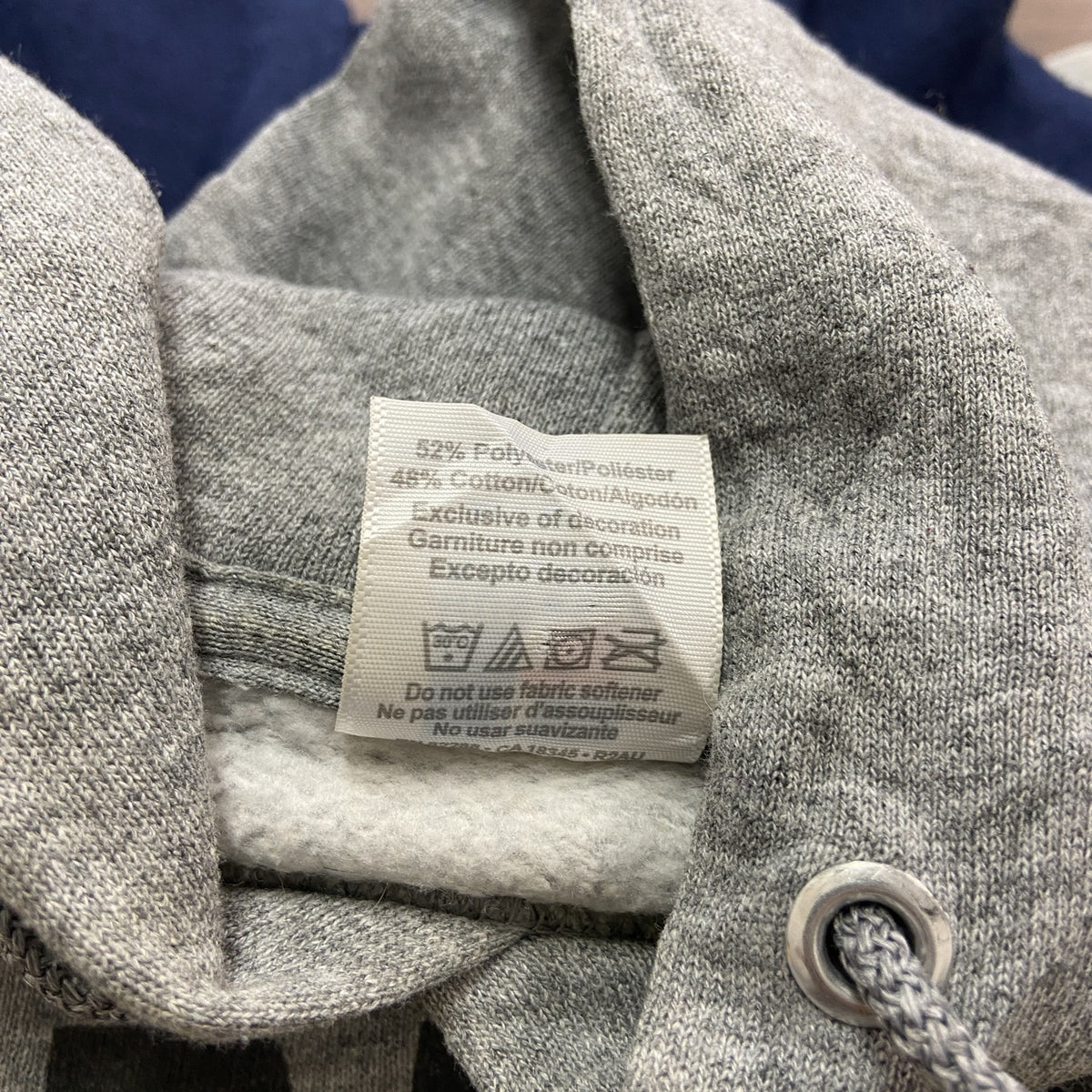 RUSSELL ATHLETIC　ラッセルアスレチック　スウェットパーカー/フーディー　前V　3連プリント　灰色　グレー　Mサイズ トレーナー スウェットトップス フード付き 古着