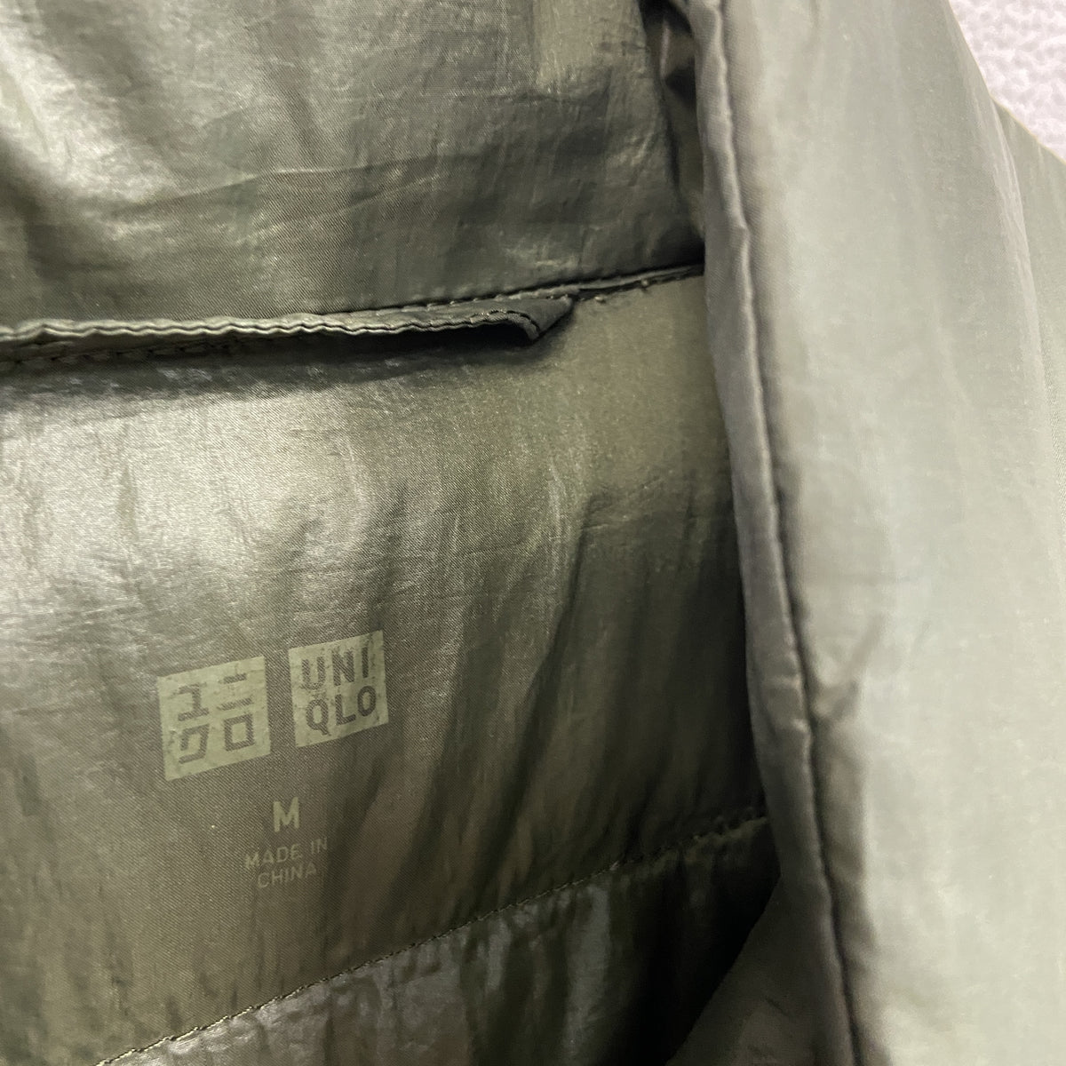 UNIQLO　ユニクロ　ダウンジャケット　ウルトラライトダウン　ダウン90％　カーキ　Mサイズ　古着