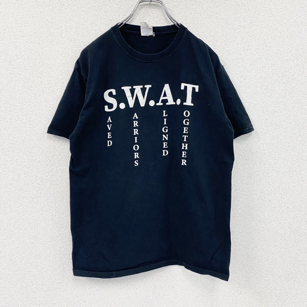 PORT＆COMPANY　半袖プリントメッセージTシャツ　S.W.A.T　英字プリント 　黒　ブラック　Mサイズ　古着