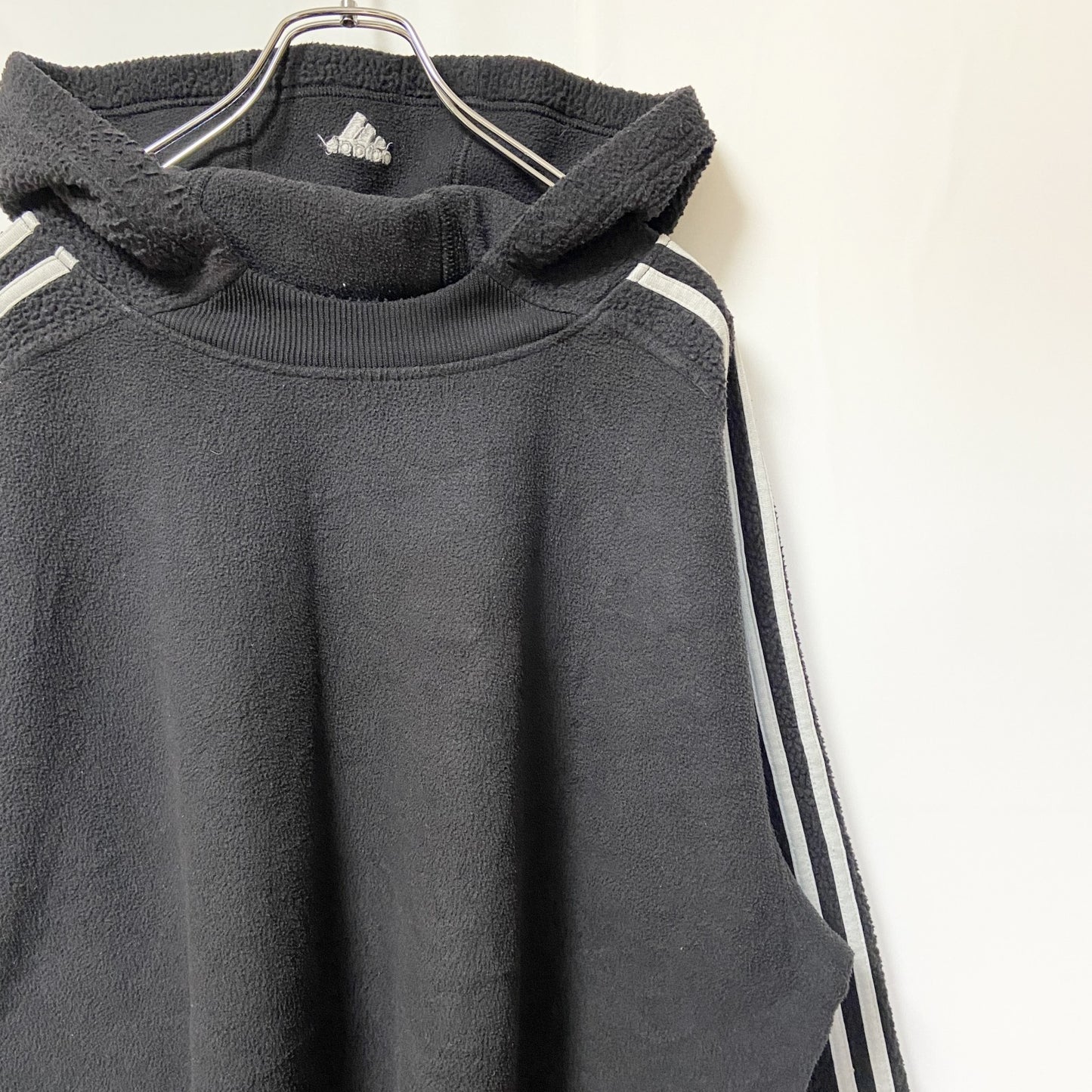 古着 used　adidas アディダス　長袖フリースパーカー　プルオーバー　ライン　ブラック　ワンポイントロゴ刺繍　XLサイズ