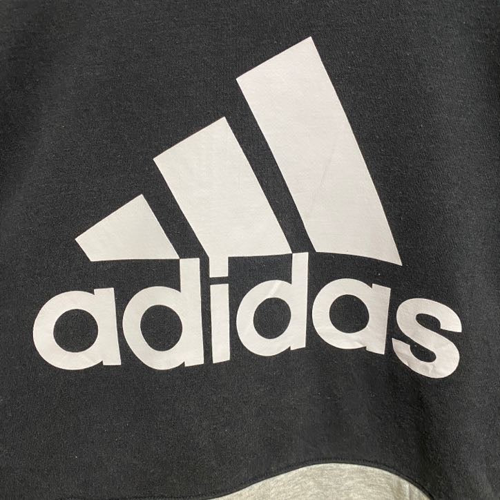 adidas　アディダス　長袖フロントプリントパーカー　スウェットプルオーバー　黒　ブラック　グレー　灰色　秋冬服　Mサイズ　古着
