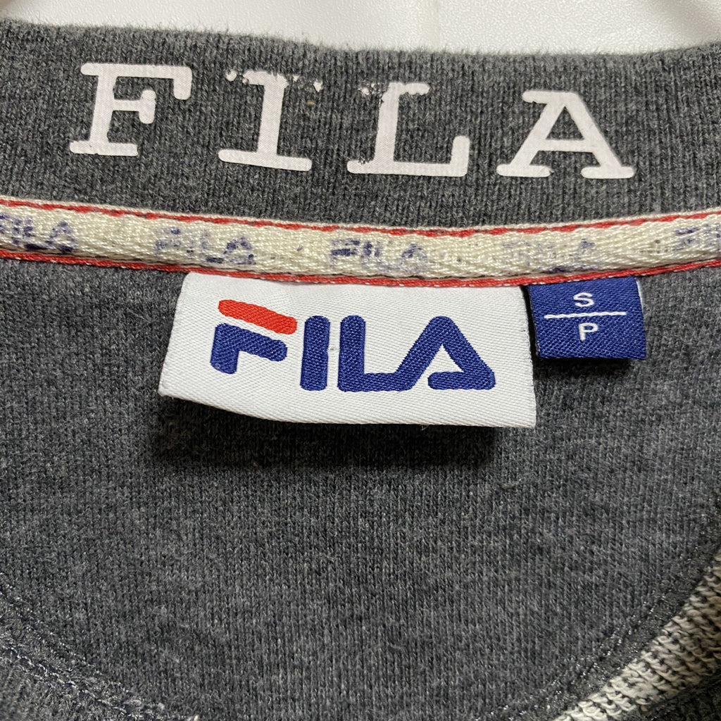 FILA　フィラ　長袖ビッグロゴ刺繍スウェット　トレーナー　クルーネック　グレー　灰色　秋冬服　Sサイズ　古着