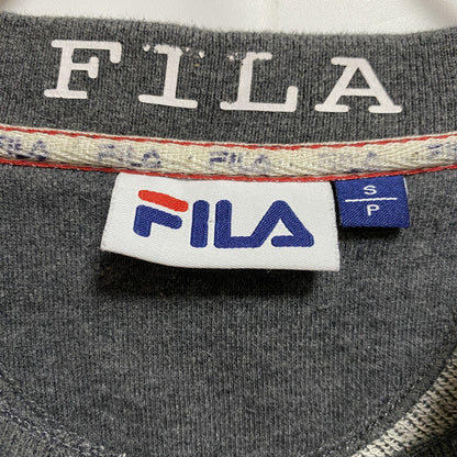 古着 used　FILA　フィラ　長袖ビッグロゴ刺繍スウェット　トレーナー　クルーネック　グレー　秋冬服　Sサイズ