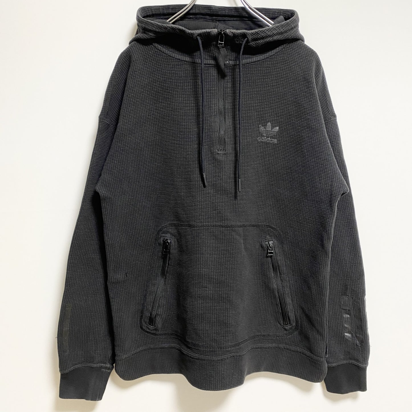 古着 used　adidas　アディダス　長袖ロゴプリントパーカー　プルオーバー　ワッフル生地　ダークグレー　秋冬服　Mサイズ