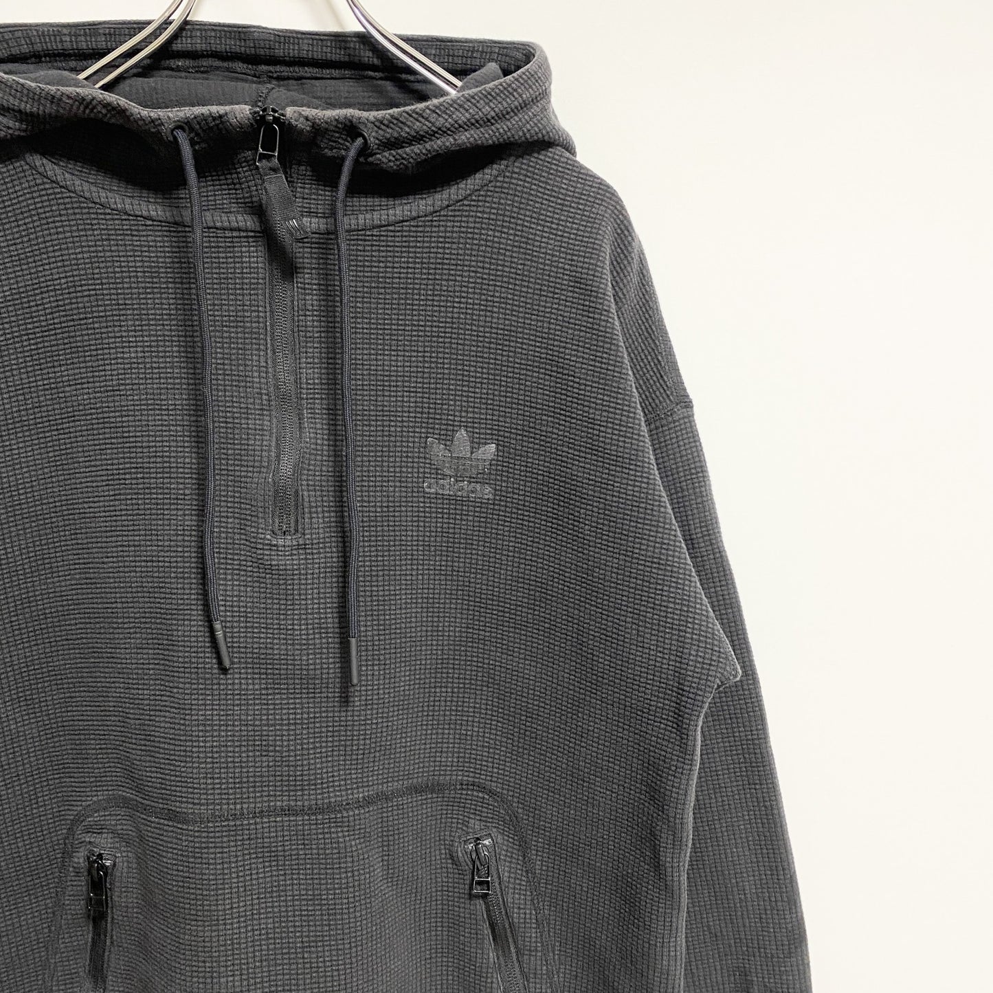 古着 used　adidas　アディダス　長袖ロゴプリントパーカー　プルオーバー　ワッフル生地　ダークグレー　秋冬服　Mサイズ