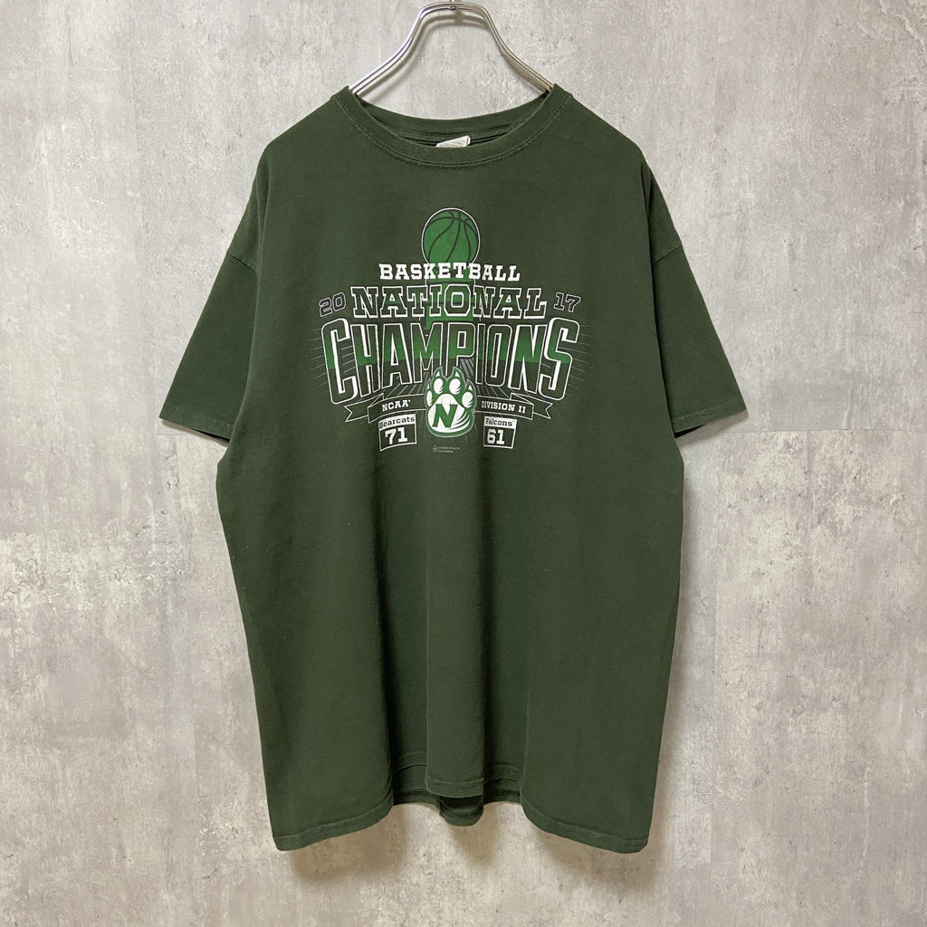 GILDAN　NCAA　NATIONAL CHAMPIONS　バスケ　半袖プリントTシャツ　緑　グリーン　スポーツ　古着