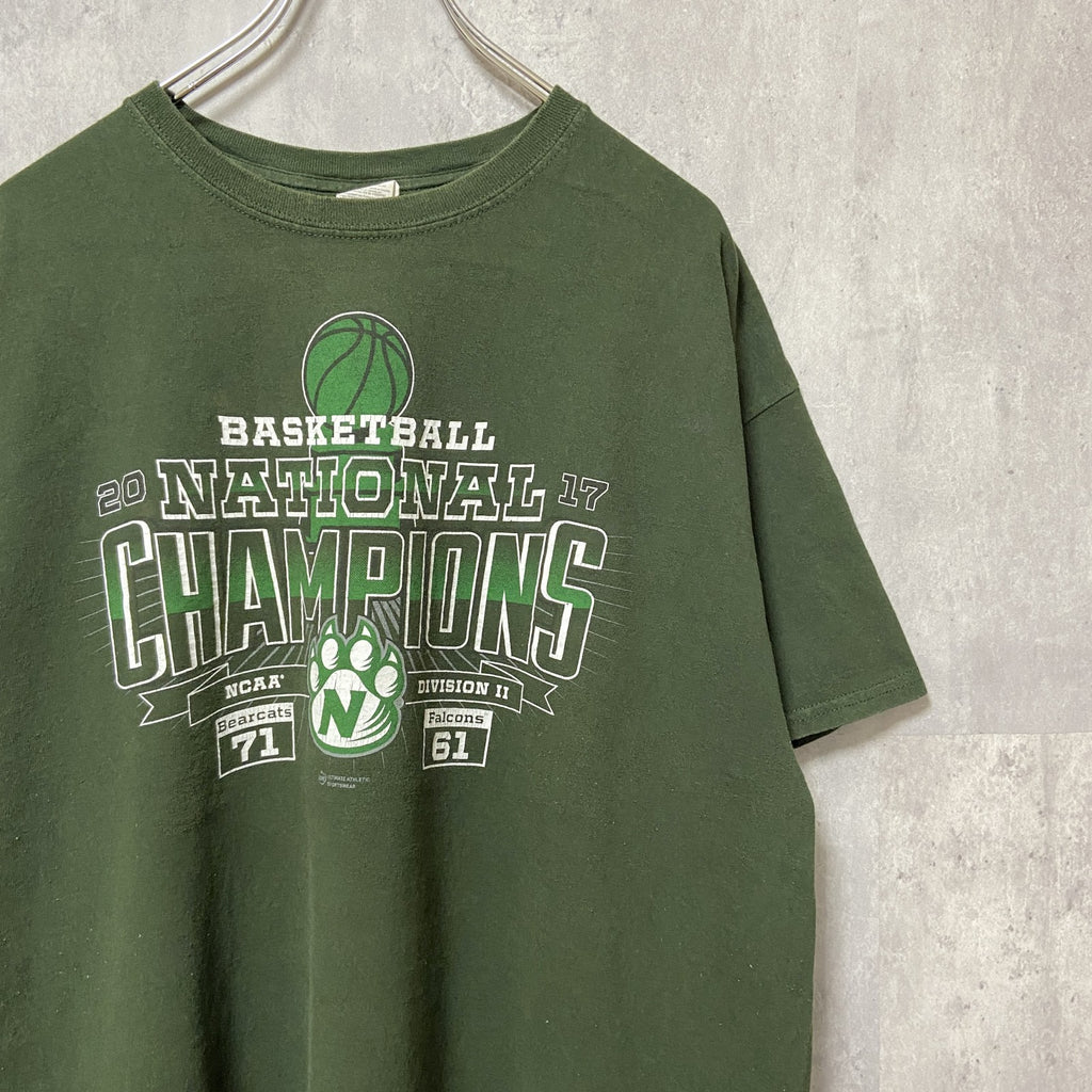 GILDAN　NCAA　NATIONAL CHAMPIONS　バスケ　半袖プリントTシャツ　緑　グリーン　スポーツ　古着