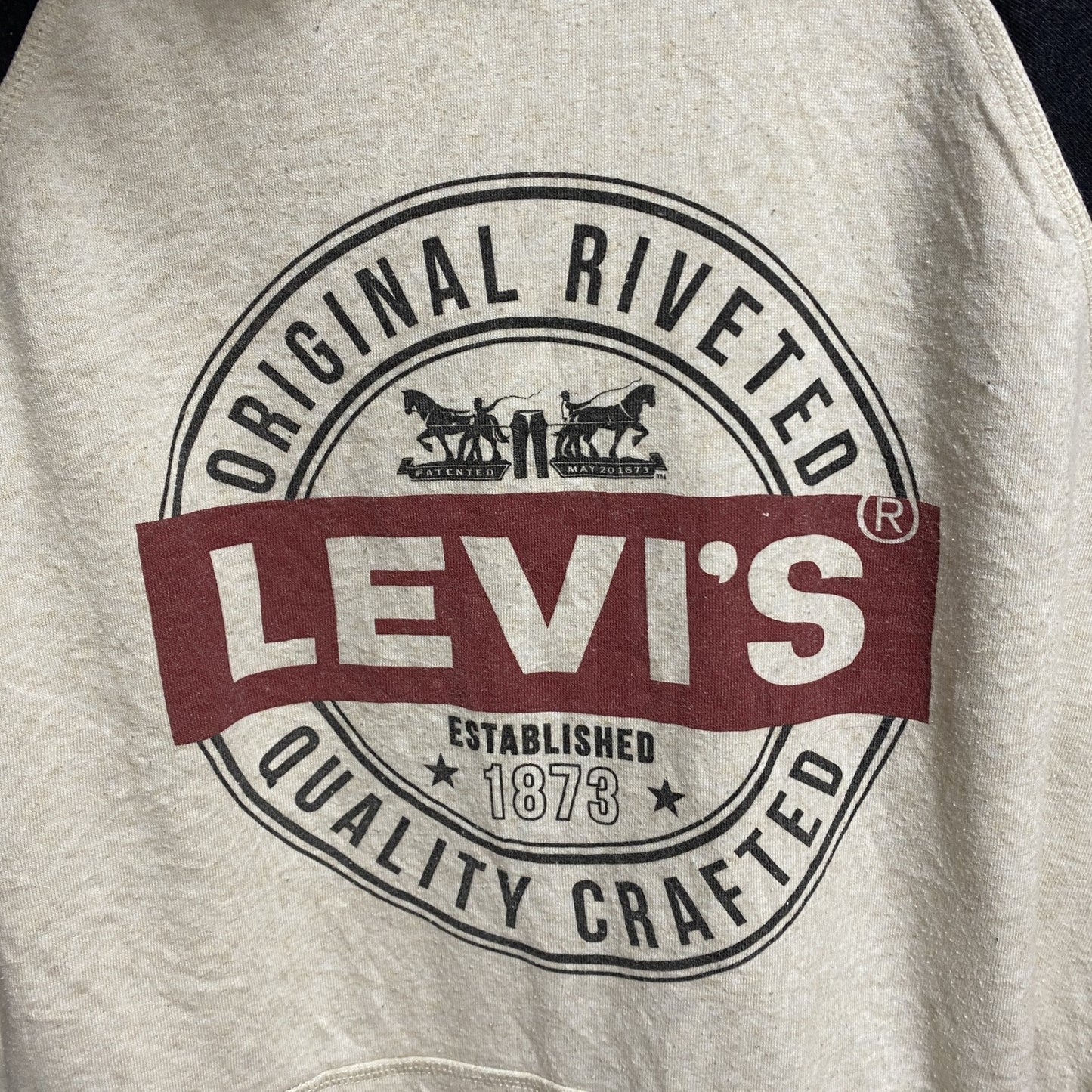 古着 used　LEVI’S　リーバイス　長袖フロントロゴプリントパーカー　スウェット　白　ホワイト　黒　ブラック　秋冬服