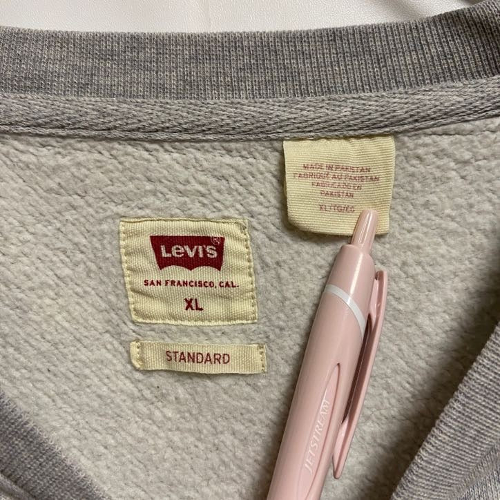 古着 used　LEVIS　長袖クルーネックスウェット　トレーナー　ワンポイント刺繍　グレー　秋冬服　ビッグシルエット　XLサイズ