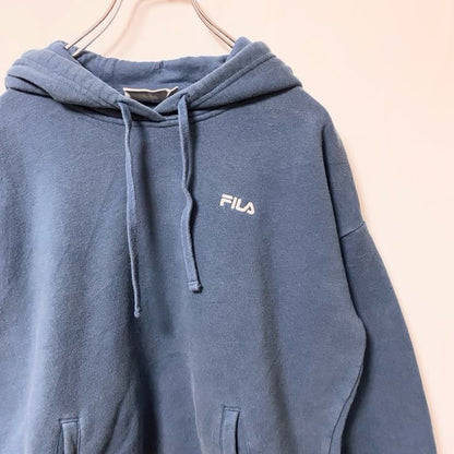 古着 used FILA フィラ 長袖ワンポイントロゴ刺繍プルオーバーパーカー　フーディー　ノームコア　ブルー　Ｍサイズ