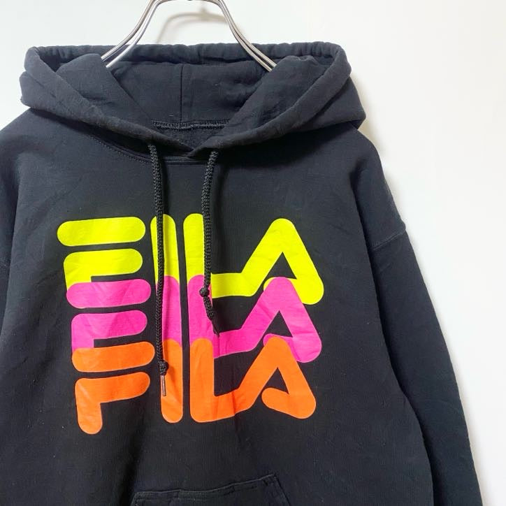 古着 used FILA フィラ　長袖カラフルビッグロゴプルオーバーパーカー　フーディー　レトロデザイン　ブラック　Ｓサイズ