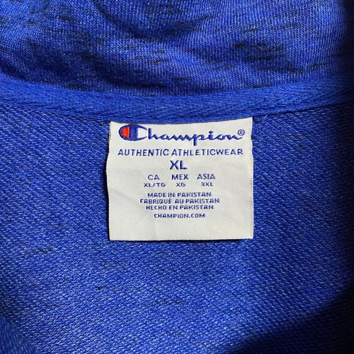 古着 used　Champion　チャンピオン　長袖ハーフジップスウェット　トレーナー　ワンポイント刺繍　青　秋冬服　XLサイズ