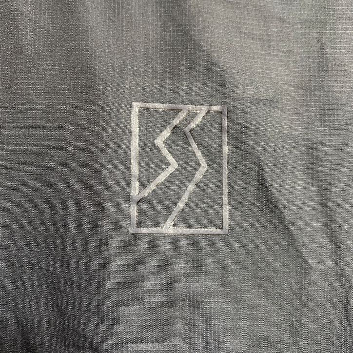 EVERSOLE RUN　長袖ハイネックナイロンジャケット　ワンポイントロゴ刺繍　ダークグレー　秋冬服　Mサイズ　古着