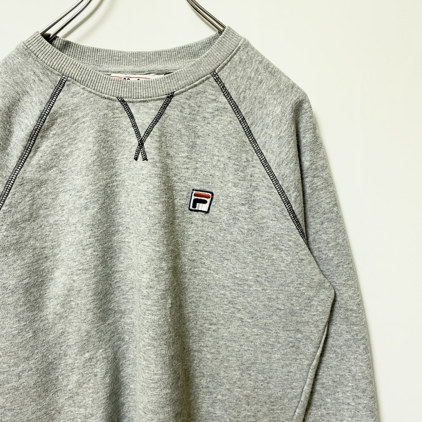 古着 used FILA フィラ 長袖クルーネックワンポイントロゴ刺繍スウェット　トレーナー　スポーティー　グレー　Ｍサイズ