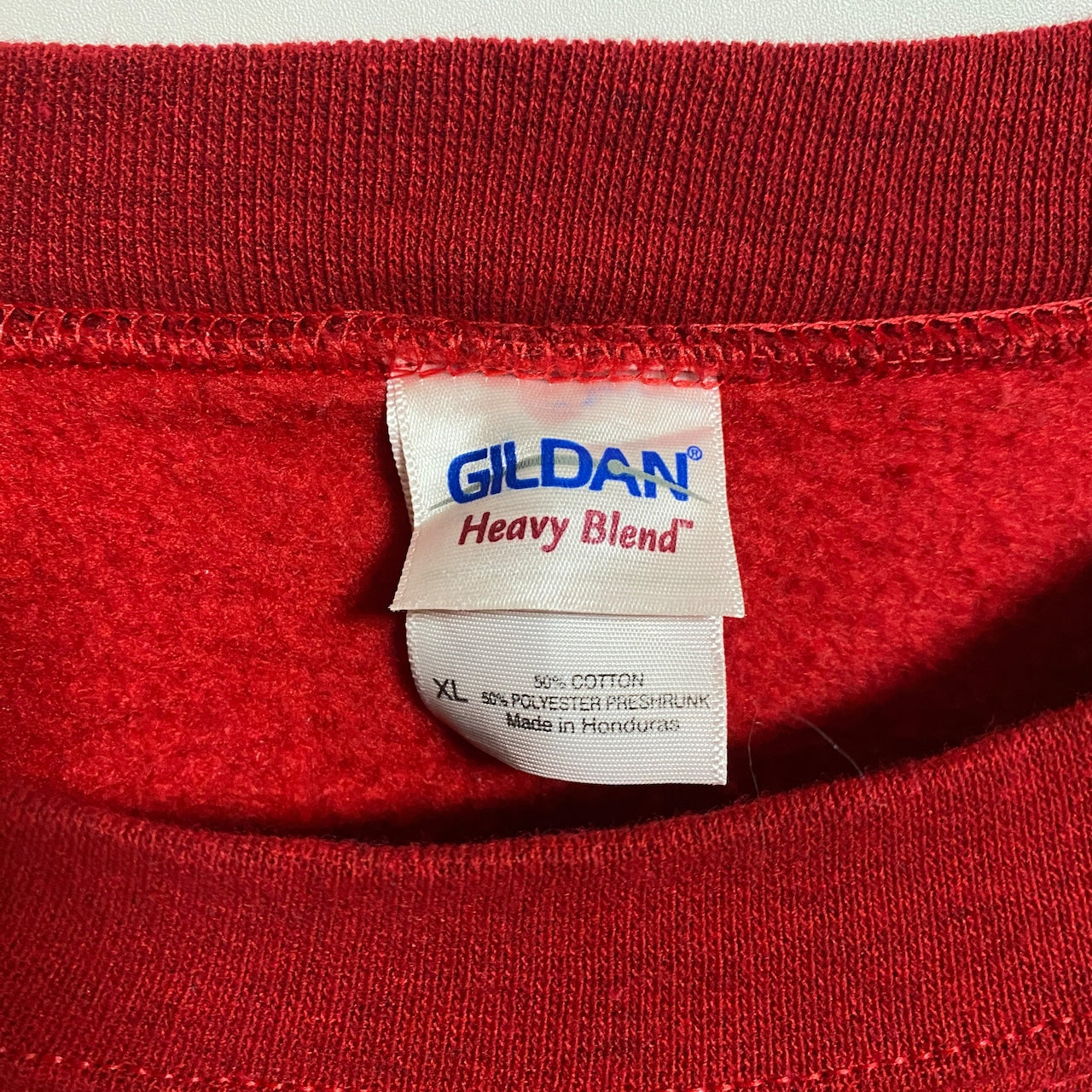 古着 used　GILDAN　ギルダン　長袖ワンポイントプリントスウェット　トレーナー　クルーネック　赤　秋冬服　XLサイズ