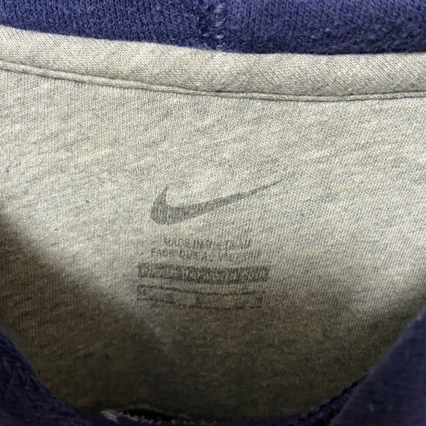 古着 used　NIKE ナイキ　ノースカロライナ大学　長袖ワッペン刺繍パーカー　カレッジ　スウッシュロゴ　ネイビー　Mサイズ