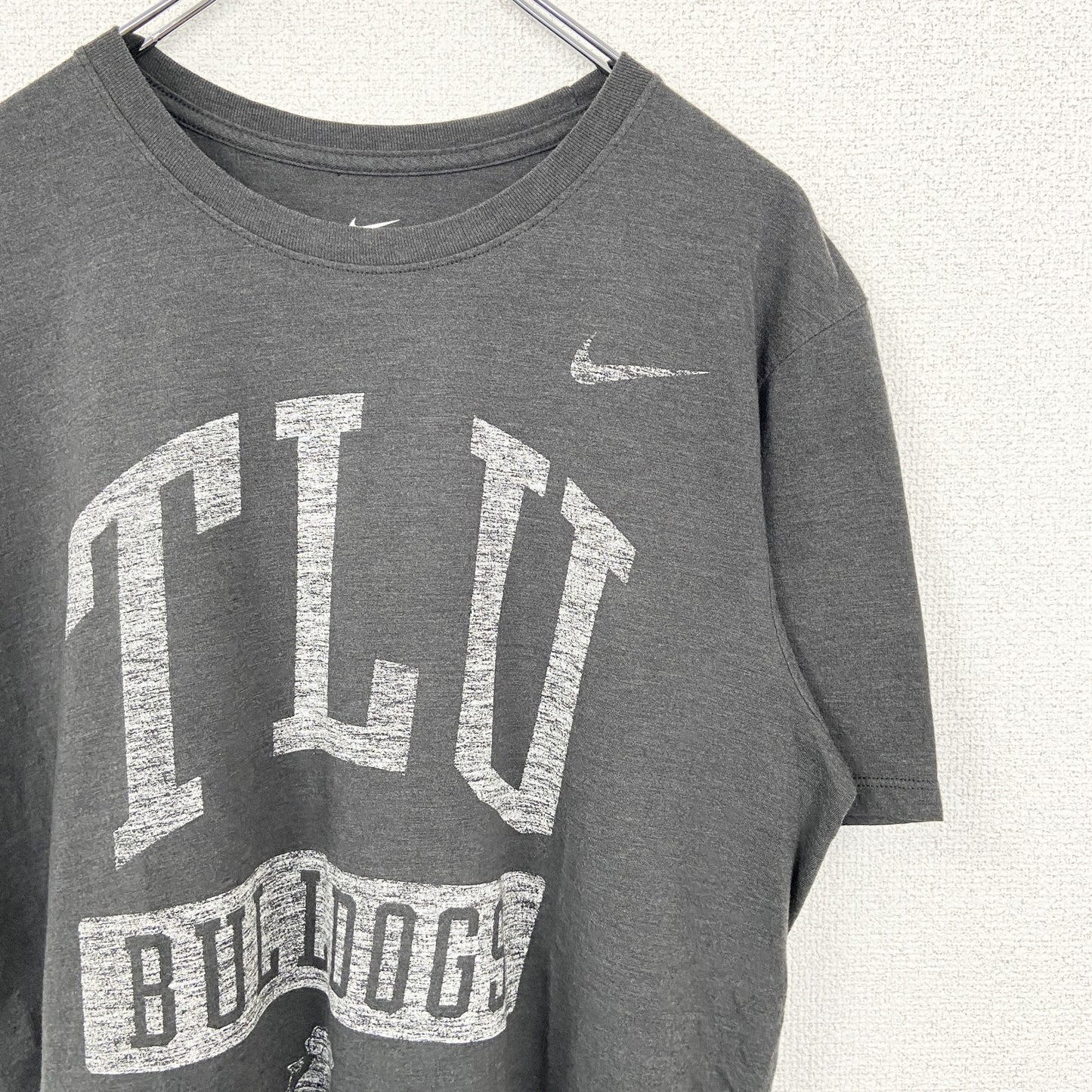 古着 used　NIKE　ナイキ　半袖プリントTシャツ　TLU　BULLDOGS　グレー　スウッシュロゴ　レトロ　Mサイズ