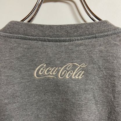 古着 used　CocaCola　コカコーラ　長袖公式クルーネックスウェット　トレーナー　ポイント刺繡　グレー　秋冬服　Mサイズ