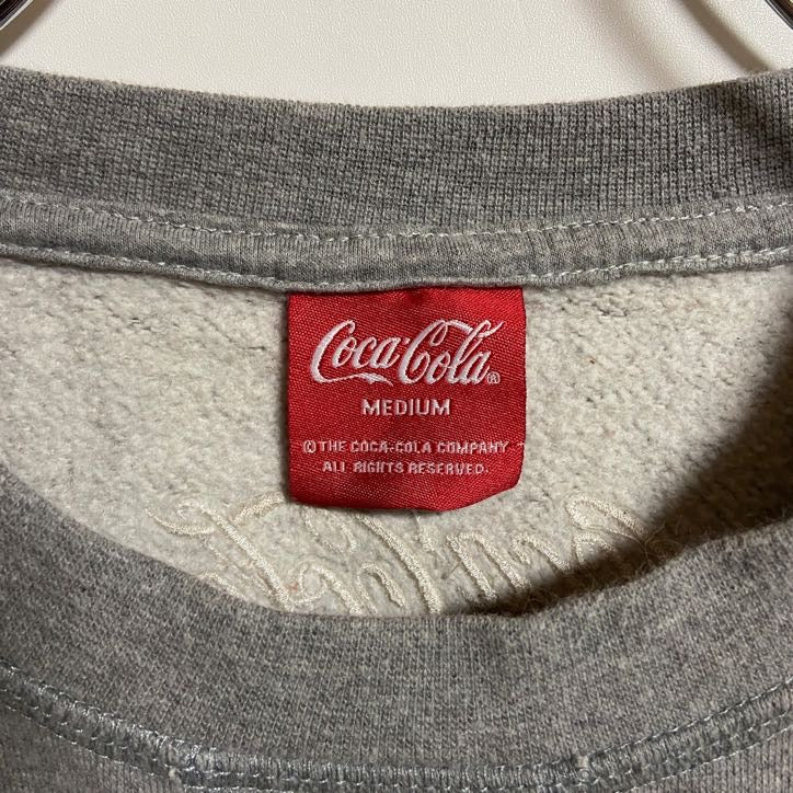 古着 used　CocaCola　コカコーラ　長袖公式クルーネックスウェット　トレーナー　ポイント刺繡　グレー　秋冬服　Mサイズ