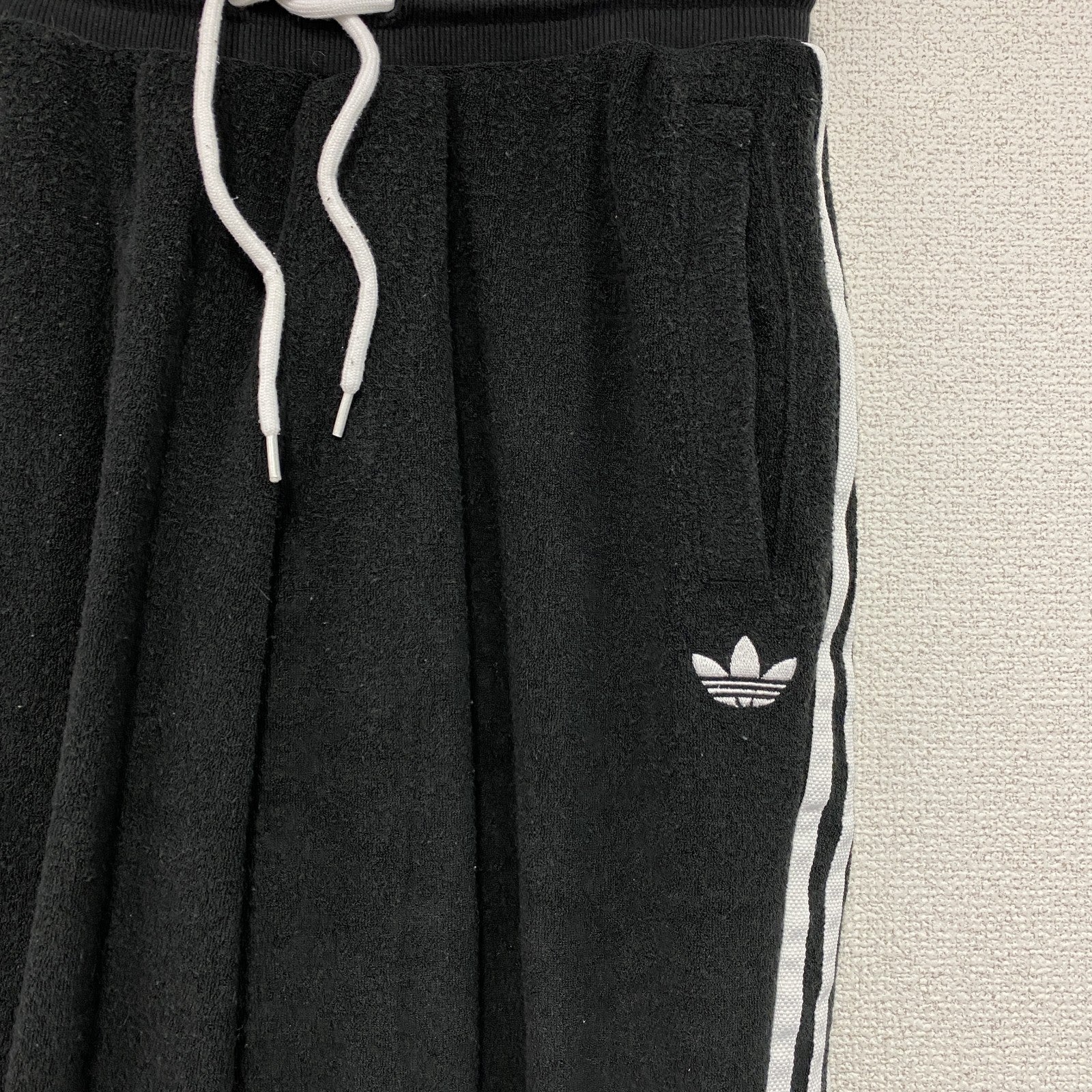 adidas　アディダス　トラックパンツ/ジャージパンツ　トレフォイルロゴ　刺繍ロゴ　黒　ブラック　Mサイズ