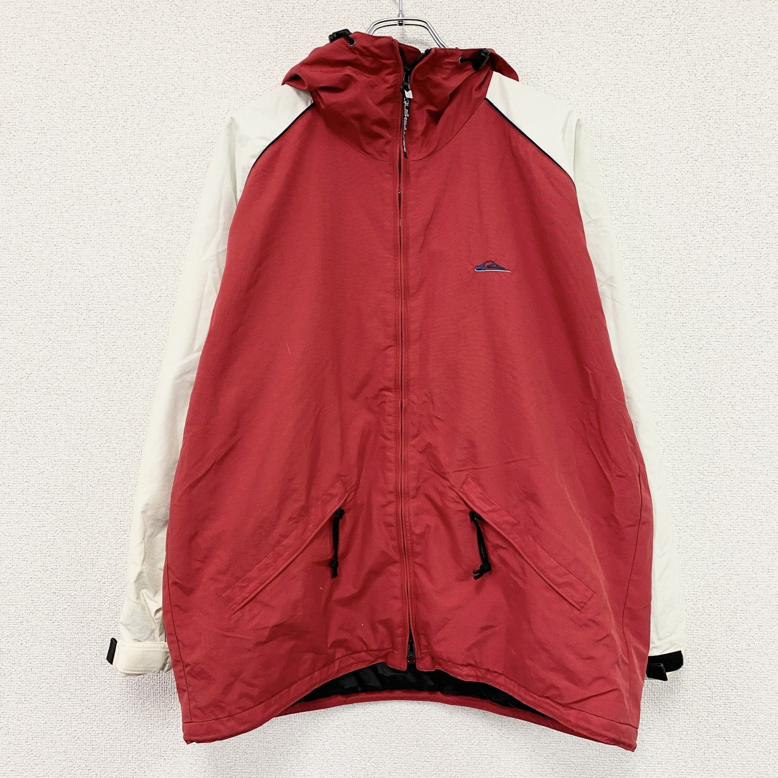 Quiksilver　クイックシルバー　フルジップナイロンジャケット/フーディー　中綿入り　ハの字ポケット　赤　レッド　Mサイズ