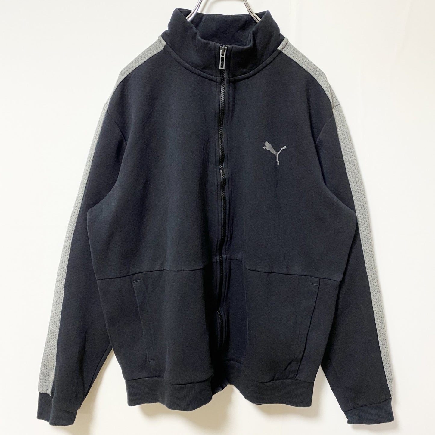 古着 used PUMA プーマ　長袖フルジップジャージ　トラックジャケット　ワンポイントロゴ　スポーティー　ブラック　Lサイズ