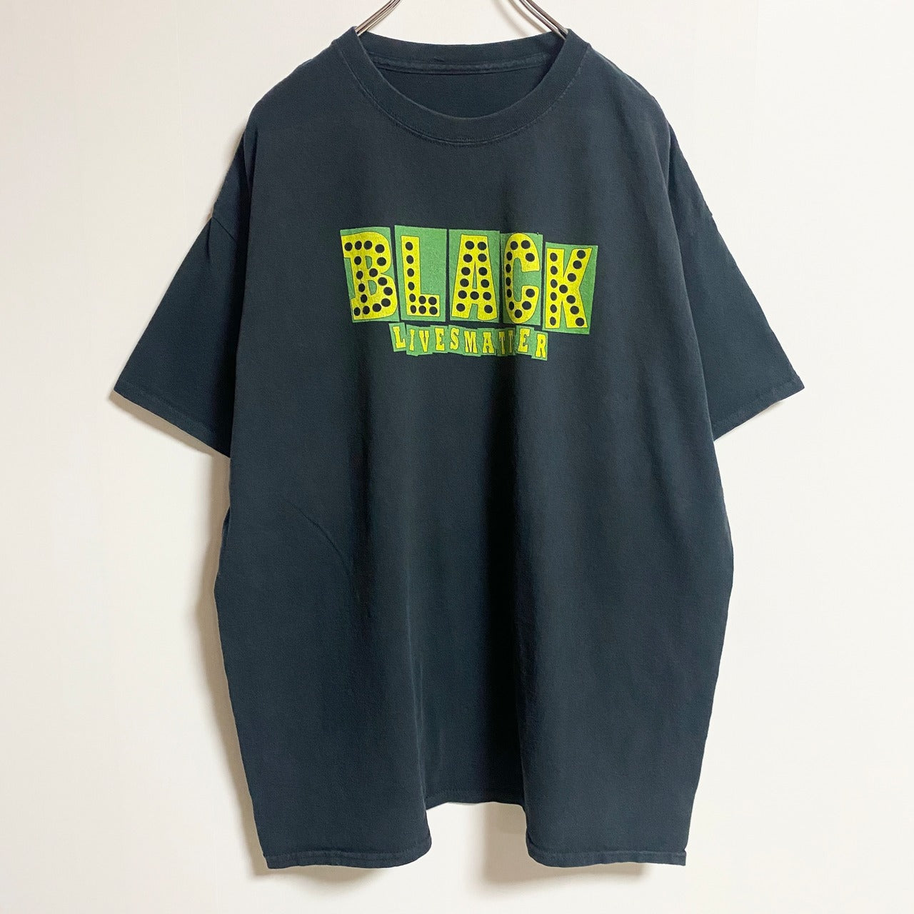半袖ロゴプリントデザインTシャツ　クルーネック　メッセージ　黒　ブラック　春夏服　メンズ　レディース　古着