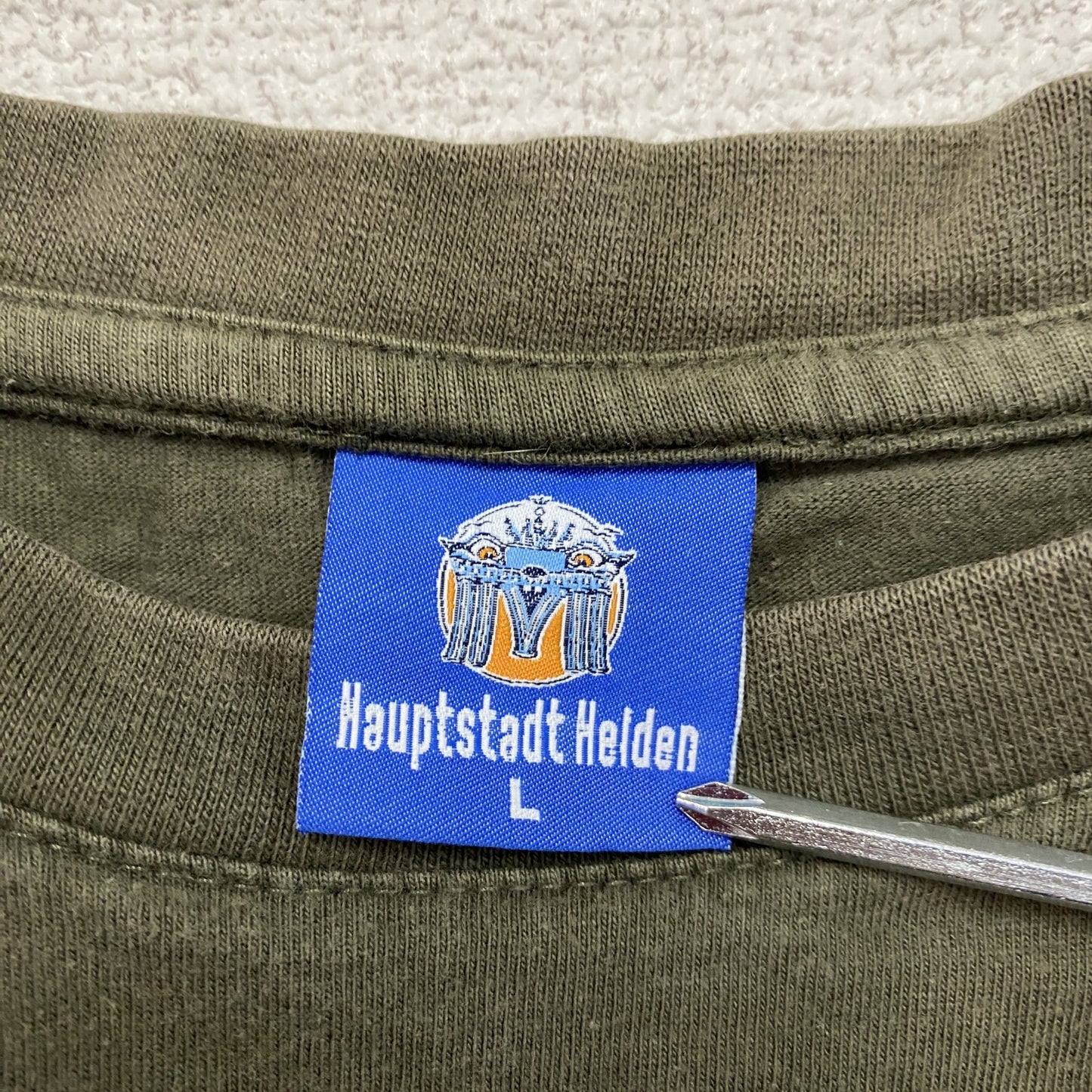 Hauptstadt Helden　ハオプシュタットヘルデン　半袖プリントTシャツ　カーキ　Lサイズ　