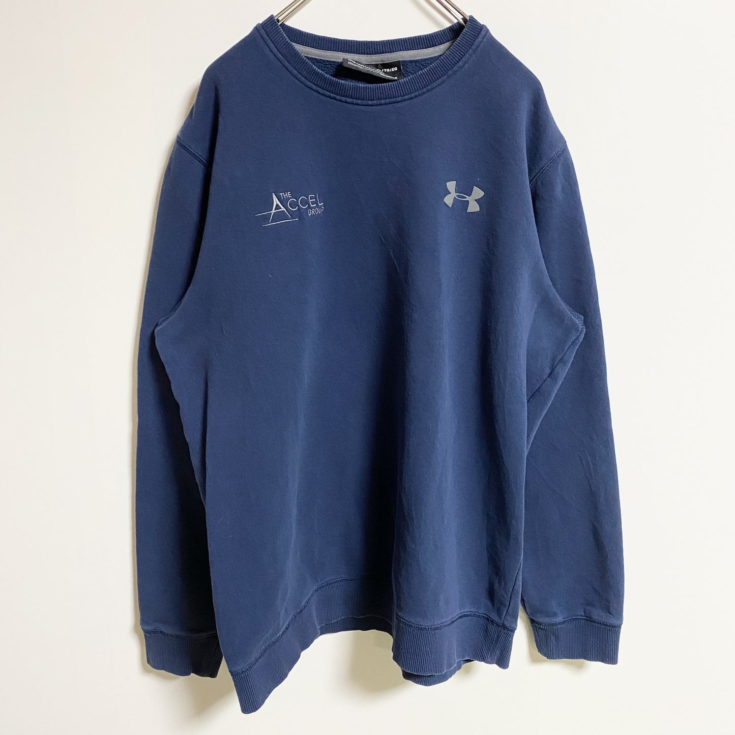 古着 used　UNDER ARMOUR　長袖ワンポイントロゴ刺繍スウェット　トレーナー　ネイビー　ビッグシルエット　XLサイズ