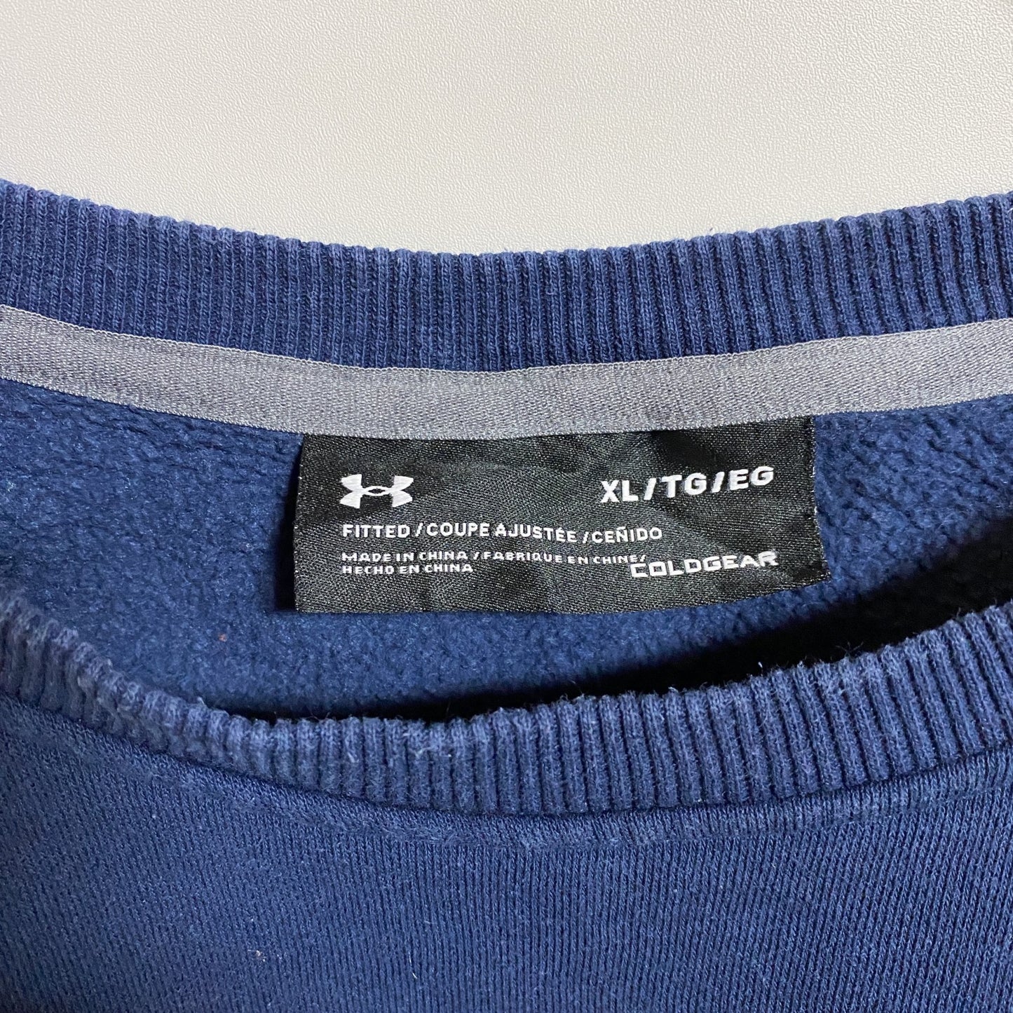 古着 used　UNDER ARMOUR　長袖ワンポイントロゴ刺繍スウェット　トレーナー　ネイビー　ビッグシルエット　XLサイズ