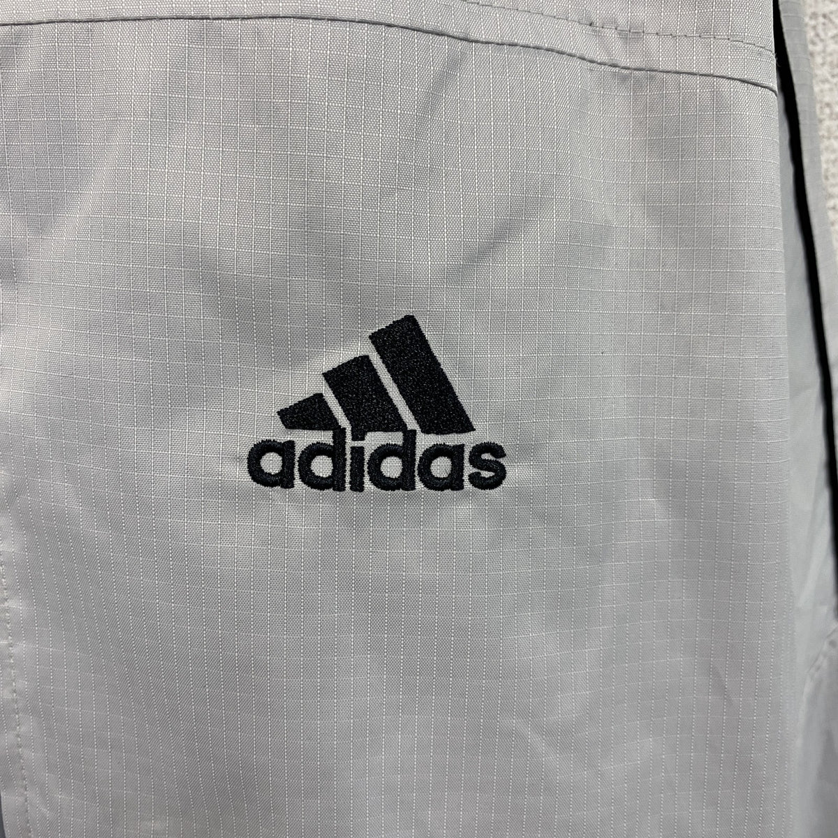 adidas　アディダス　ウィンドブレーカー　ライトグレー　XLサイズ　古着
