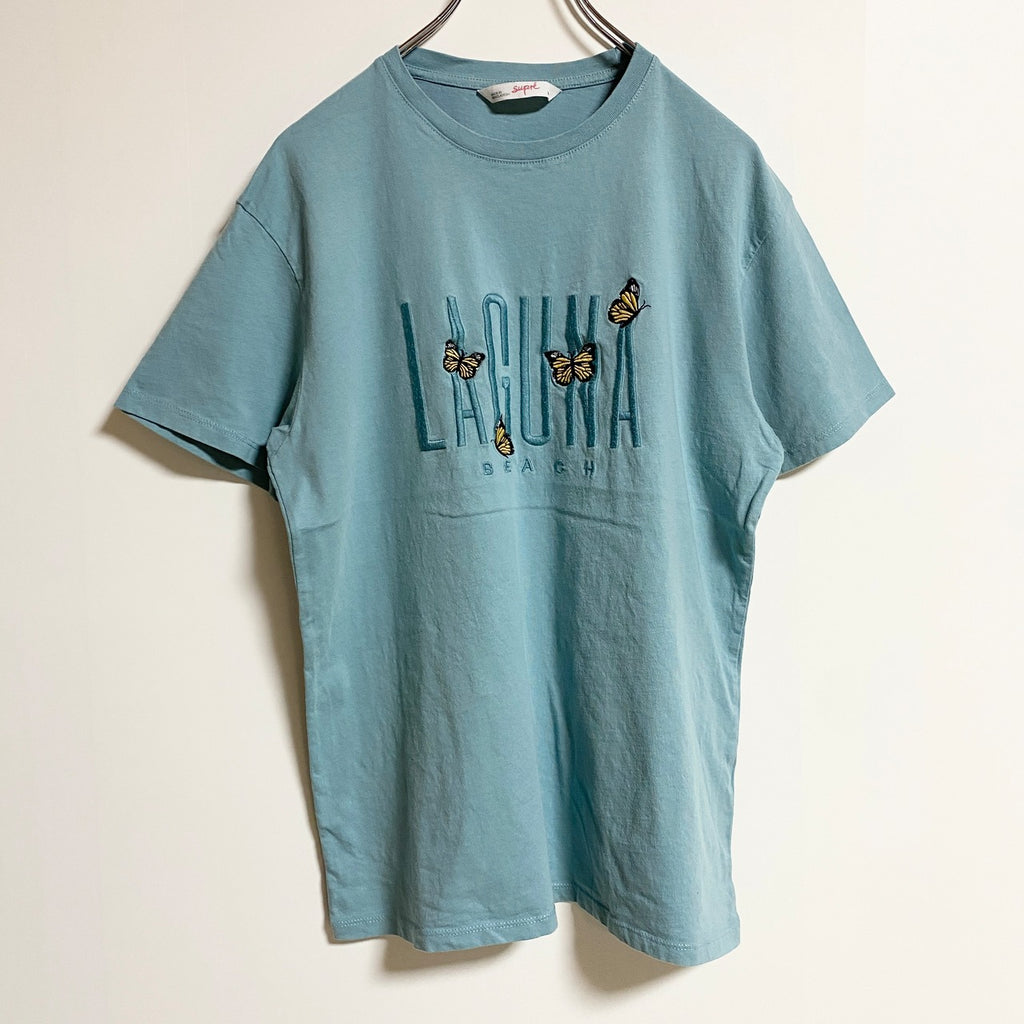 半袖ロゴ刺繍Tシャツ　クルーネック　蝶　バタフライ　ラグナビーチ　水色　ライトブルー　春夏服　Mサイズ　古着