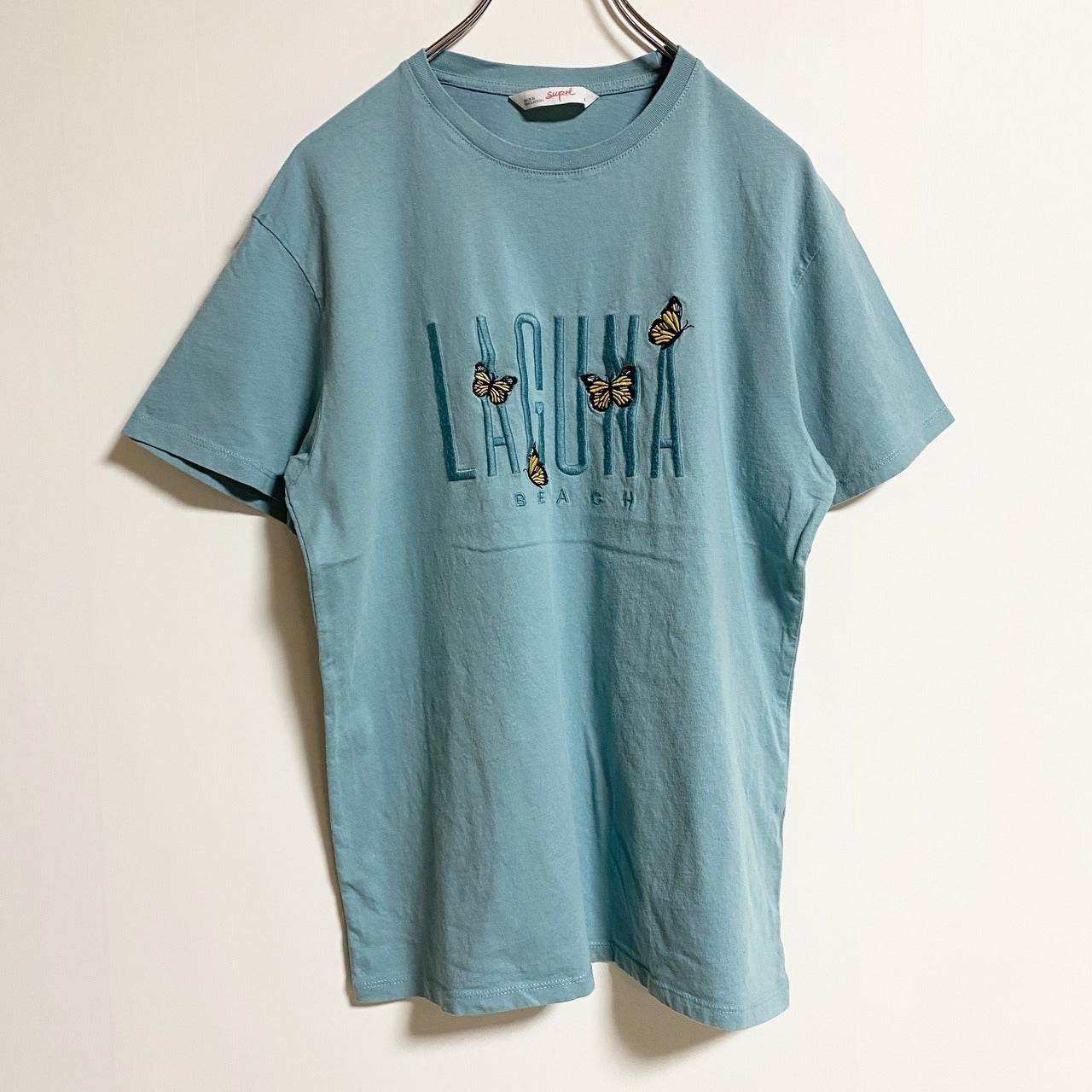 古着 used　半袖ロゴ刺繍Tシャツ　クルーネック　蝶　バタフライ　ラグナビーチ　水色　ライトブルー　春夏服　Mサイズ