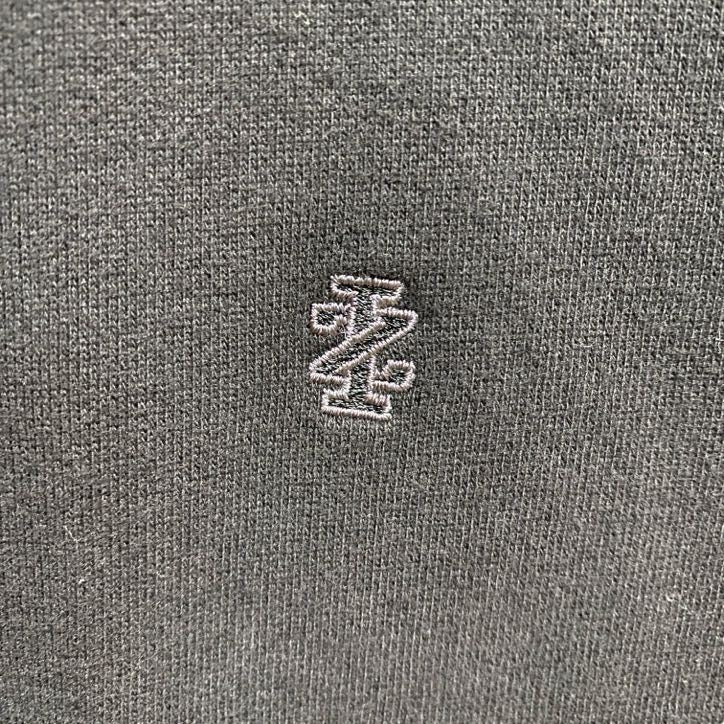 古着 used　IZOD　長袖ワンポイント刺繍スウェット　クルーネックトレーナー　黒　秋冬服　ビッグシルエット　2XLサイズ