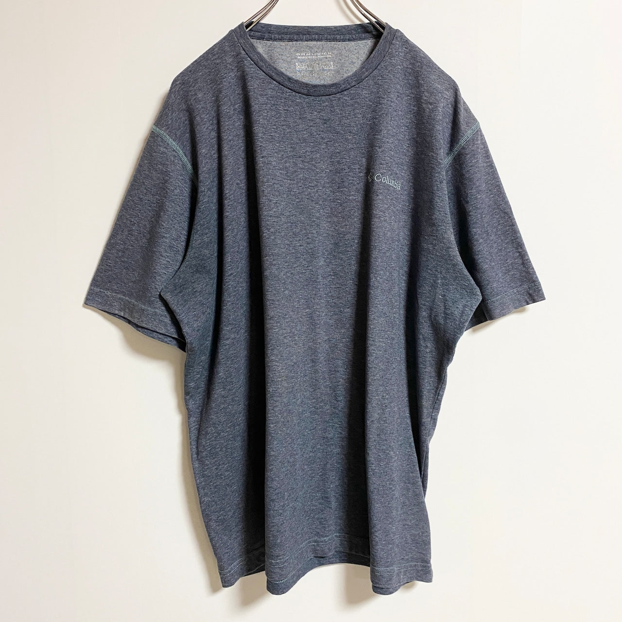 古着 used　Columbia　コロンビア　半袖ワンポイントロゴ刺繍Tシャツ　クルーネック　シンプル　グレー　春夏服