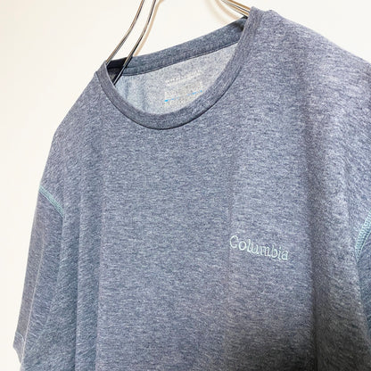 古着 used　Columbia　コロンビア　半袖ワンポイントロゴ刺繍Tシャツ　クルーネック　シンプル　グレー　春夏服