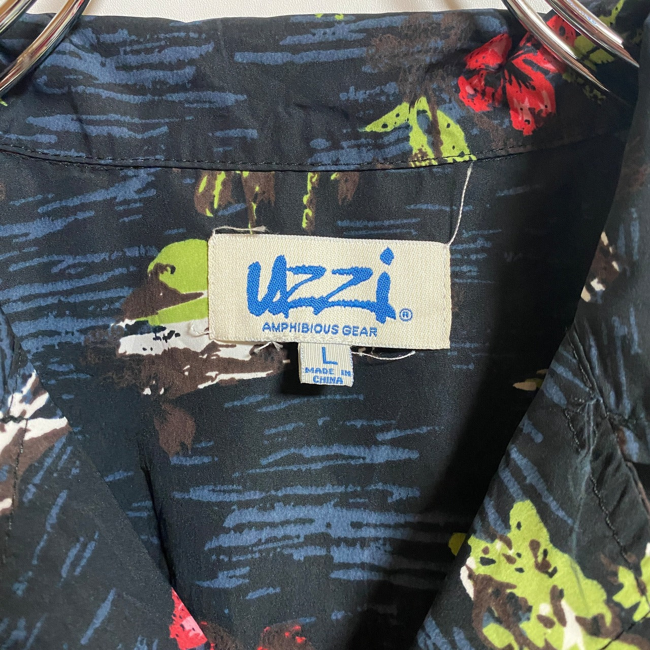 古着 used　uzzi　半袖総柄デザイン開襟シャツ　アロハシャツ　花柄　ハイビスカス　黒　ブラック　春夏服　レトロ　Lサイズ