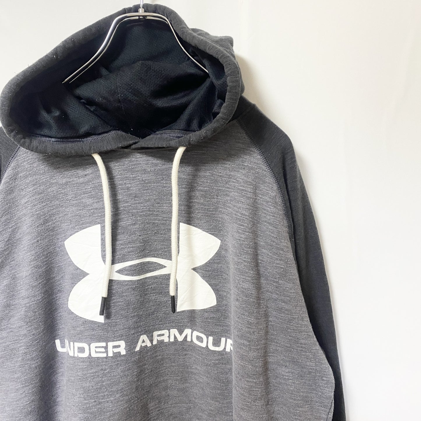 古着 used　UNDER ARMOUR　アンダーアーマー　長袖プリントパーカー　グレー　ラグランスリーブ　Lサイズ