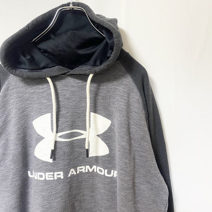 古着 used　UNDER ARMOUR　アンダーアーマー　長袖プリントパーカー　グレー　ラグランスリーブ　Lサイズ