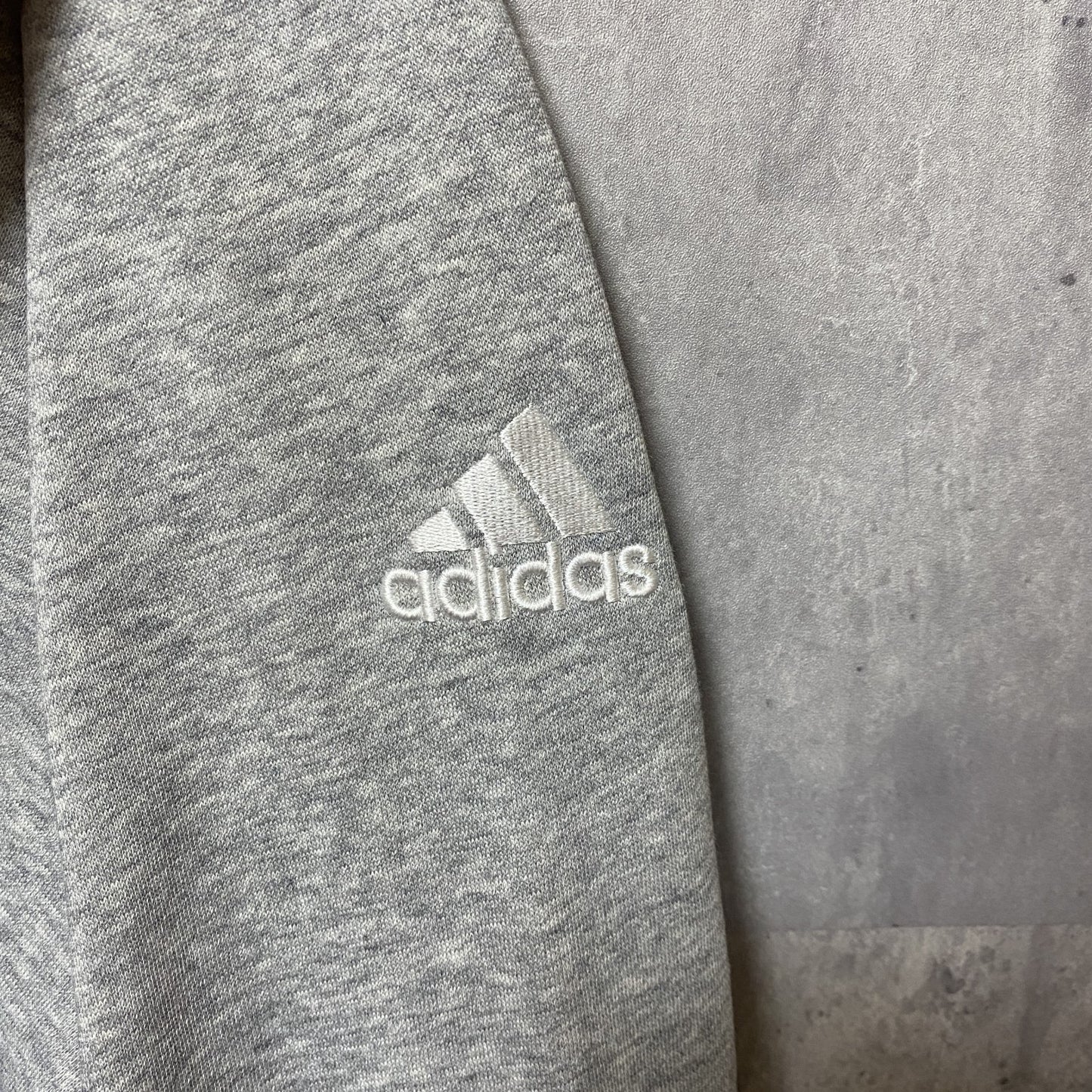 古着 used　adidas アディダス　長袖プリントスウェット　トレーナー　グレー　ロゴ刺繍　クルーネック　Lサイズ