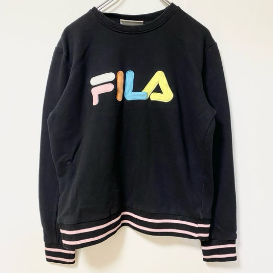 古着 used　FILA フィラ　長袖ビッグロゴカラフルデザインスウェット　トレーナー　クルーネック　ブラック　Sサイズ