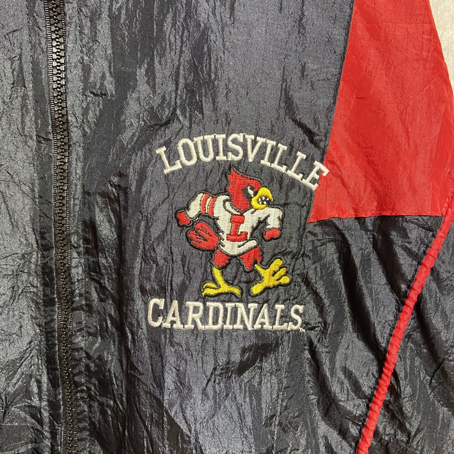 古着 used　MLB　LOUISVILLE CARDINALS　長袖ナイロンジャケット　黒　赤　ワンポイント刺繍　ハイネック