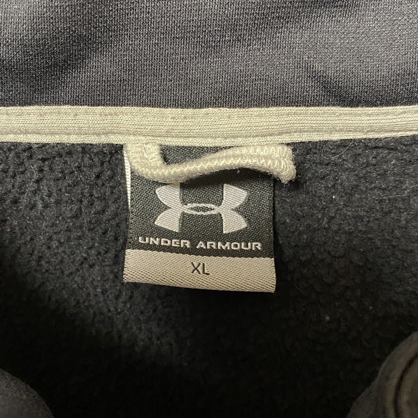 古着 used　UNDER ARMOUR アンダーアーマー　長袖ハーフジップスウェット　トレーナー　スポーツウェア　黒　ロゴ刺繍